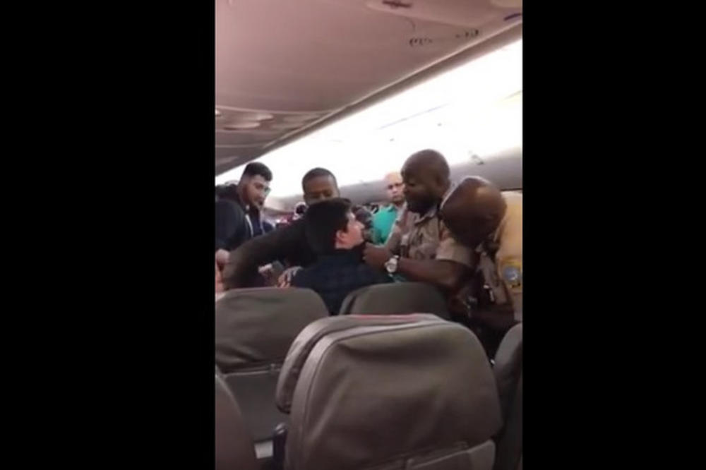 (VIDEO) PUTNIK IZ PAKLA: Amerikanac napao ženu u avionu, odbio da ga napusti, policija primenila  SUROVU METODU