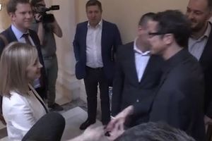 (KURIR TV) NAZIVAJU JE PUTINOVOM LEPOTICOM: Poklonskaja stigla u Skupštinu Srbije! O njoj bruje poslanici van sednice