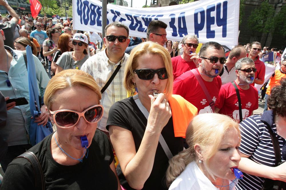 PROTEST ISPRED VLADE SRBIJE: Prosvetari traže jedinstvene platne razrede