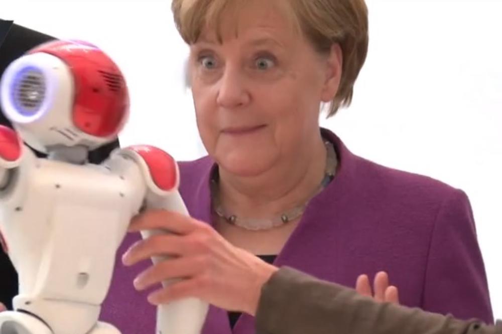 (VIDEO) OVAKVU ANGELU RETKO VIĐAMO: Nemačka kancelarka oduševljena malim robotom!