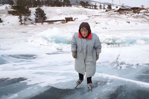 (VIDEO) IMA 76 GODINA I ŽIVI SAMA U SIBIRU: Svaki dan kliza preko jednog od najdubljih jezera na svetu! O ovoj baki svi pričaju!