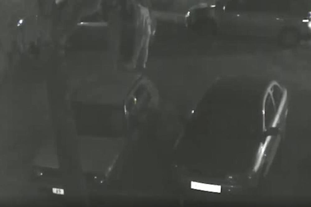 (KURIR TV) EKSKLUZIVNI    SNIMAK: Pogledajte kako nepoznati huligani pale automobil u Aranđelovcu