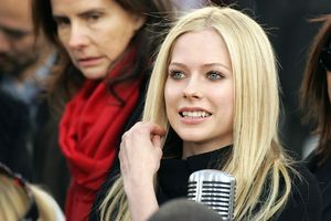 IZGLEDAŠ VULGARNO I PRLJAVO: Nove fotke Avril Lavinj naljutile fanove, pevačica je zbog OVOGA godinama vodila bitku za život! FOTO