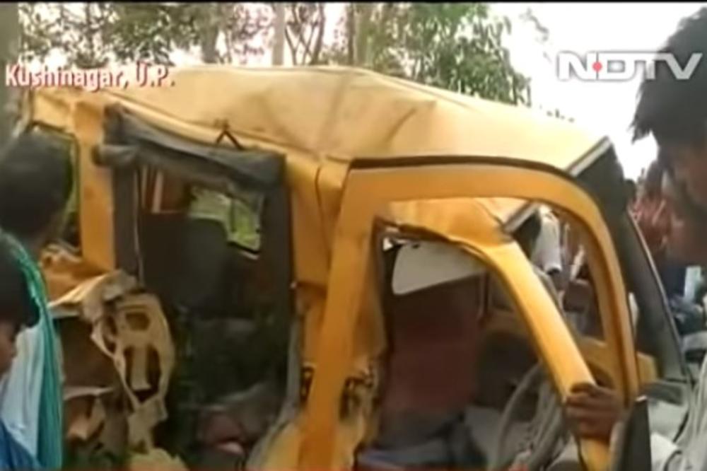 (VIDEO) HOROR U INDIJI: U sudaru školskog autobusa i voza poginulo 12 učenika