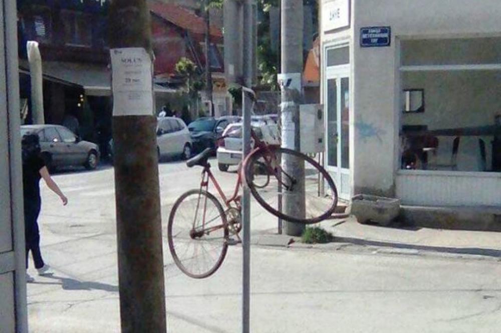 (FOTO) HIT IDEJE U LESKOVCU: Ovako se parkira bicikl!