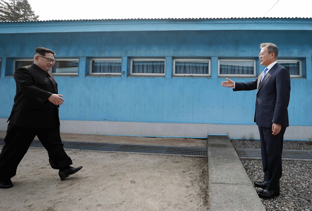 (FOTO, VIDEO) KIM STIGAO U JUŽNU KOREJU: SRCE MI BIJE KAO LUDO! Dva lidera se držala za ruke i zajedno skoknula preko granice!