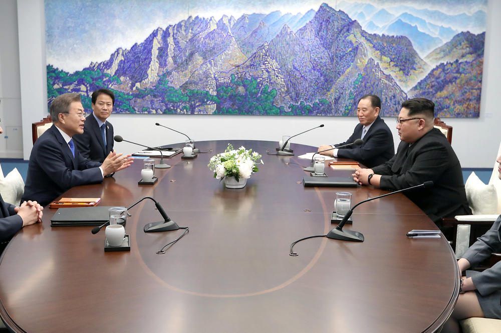 JUČE NA IVICI RATA, DANAS IDILA: Kim i Mun razgovarali OZBILJNO I ISKRENO, na svečanoj večeri i prva dama Severne Koreje