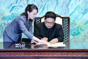 (FOTO) JEDINA ŽENA ZA PREGOVARAČKIM STOLOM: Kimova mlađa sestra važna figura na istorijskom samitu!