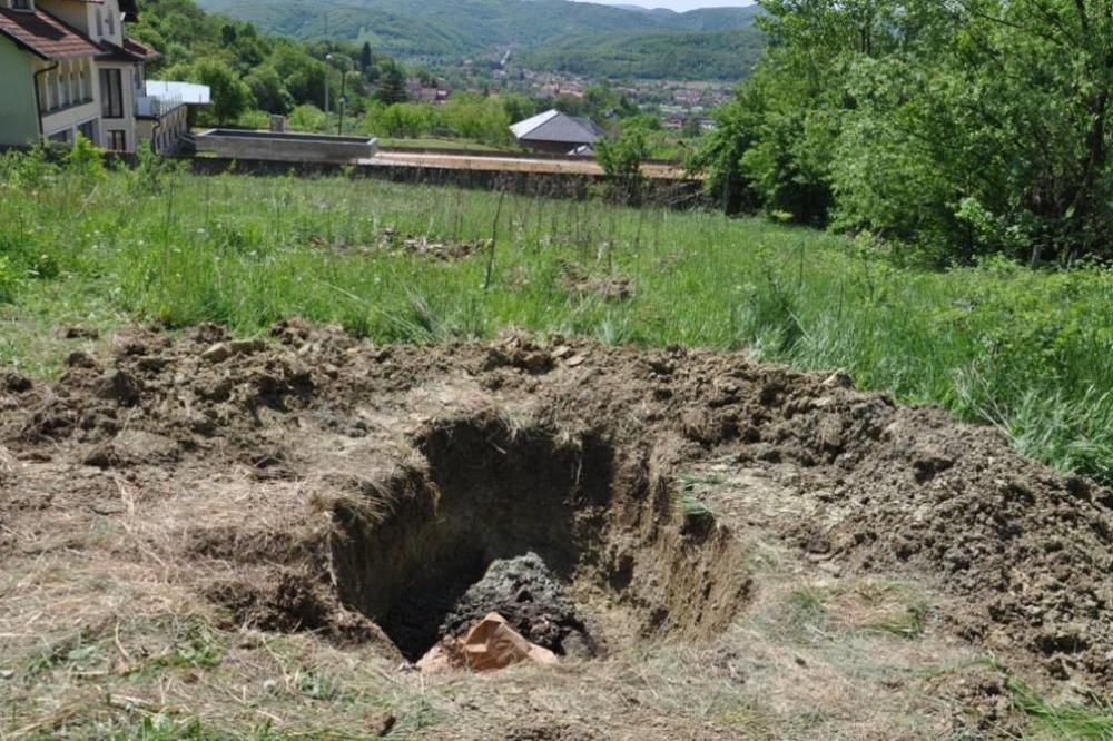 POSLEDNJI ISPRAĆAJ U LUGAVČINI KOD SMEDEREVA: Sahranjen Srećko Ljubenović kojeg je ubio sin