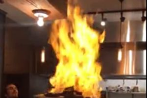 (VIDEO) ZAPALJENO GRČKO JELO URNISALO RESTORAN: Nije izbio požar, ali je jednako loše!