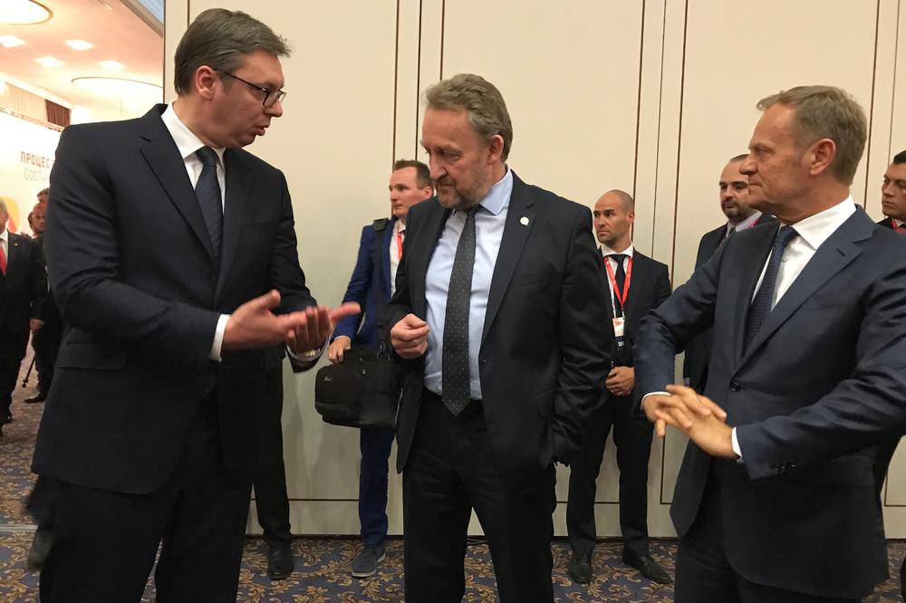 POČEO SASTANAK IZA ZATVORENIH VRATA: Predsednik Vučić stigao u Skoplje