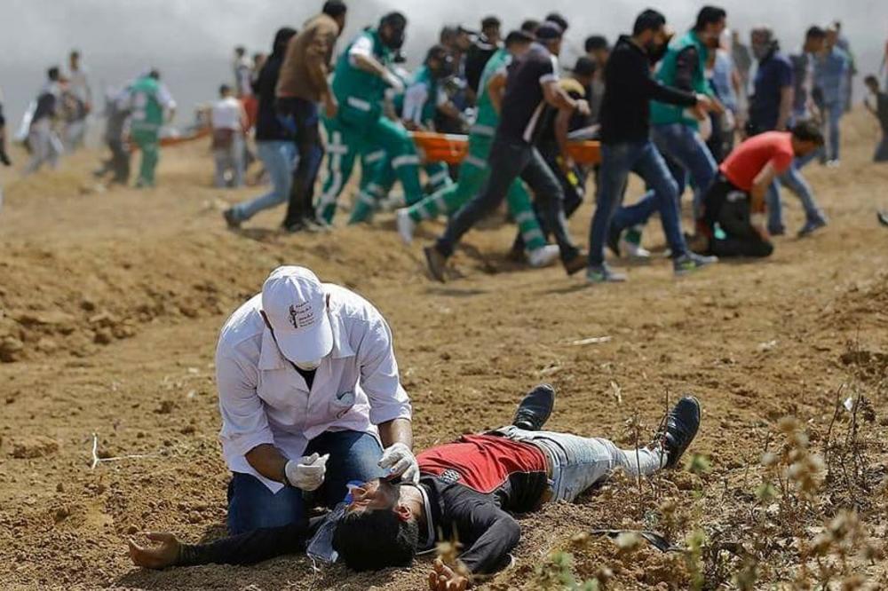 (VIDEO) KRVAVI MARŠ: Ubijena 3 Palestinca, najmanje 349 ranjenih u protestu duž granice Gaze!