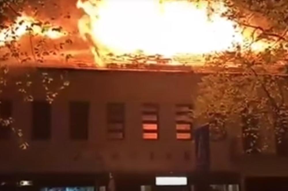 (VIDEO) STRAVIČAN POŽAR U ĐURĐEVCU: Vatra usred noći progutala zgradu u centru grada