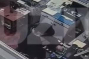 (VIDEO) UŠAO U RADNJU U BAČKOJ PALANCI PA ZAVITLAO PIŠTOLJEM: Radnica izletela glavom bez obzira, nadzorne kamere snimile oružanu pljačku