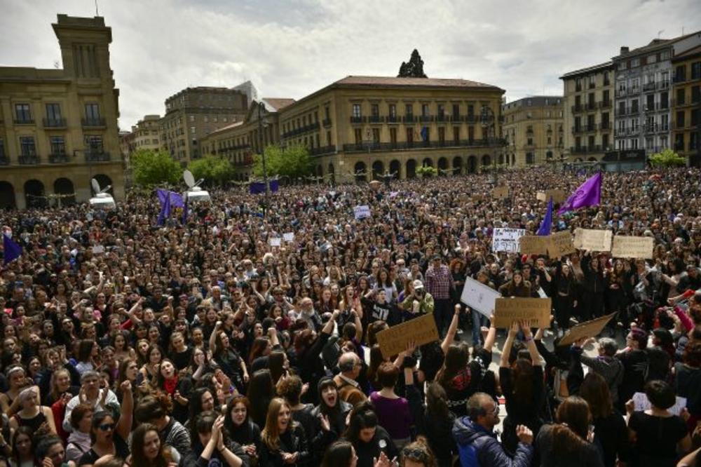 (FOTO,VIDEO) ZBOG OSLOBOĐENIH SILOVATELJA GORI ŠPANIJA: Masovni protesti u Pamploni, 35.000 ljudi traži pravdu!
