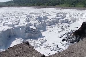(VIDEO) STRAVIČNI PRIZORI ZAGAĐENJA: Reku Spreču prekrili beli talog i masne mrlje! Stanovnici ogorčeni!