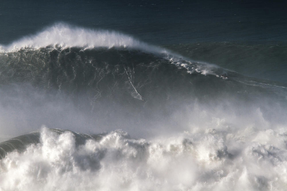 (VIDEO) LEDI KRV U ŽILAMA: Surfer rizikovao život na talasu višem od 24 metra da bi oborio Ginisov rekord!
