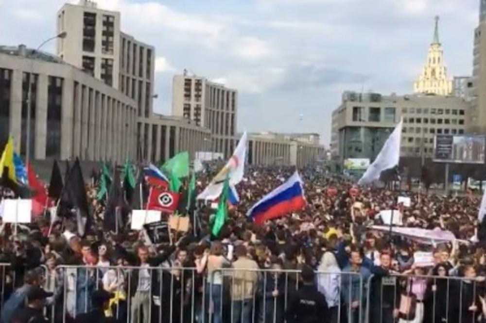 PROTEST U MOSKVI: Hiljade ljudi demonstrira zbog  ograničenja slobode interneta!