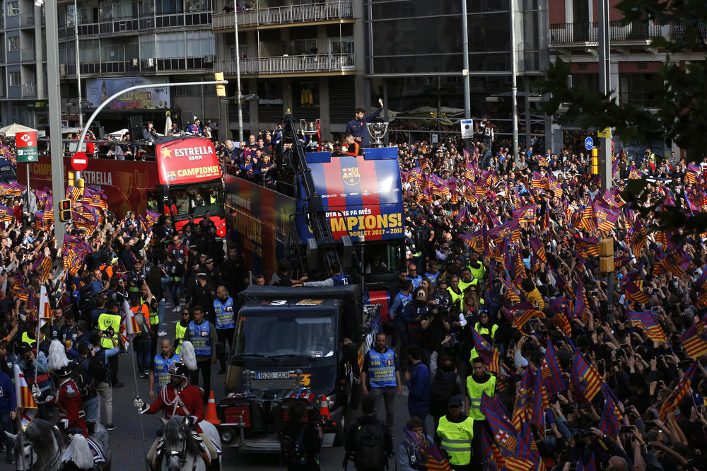 (VIDEO) SPEKTAKL NA ULICAMA: Barselona paradom proslavila trofeje u Primeri i Kupu kralja