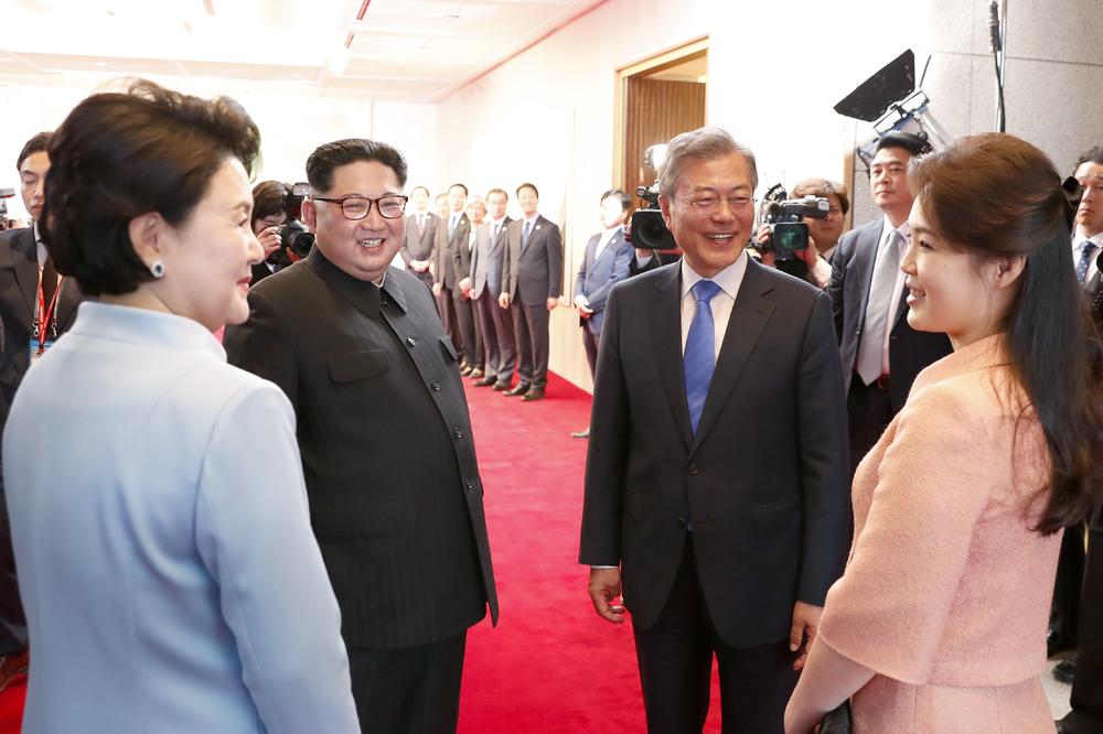 (VIDEO) KIM POKAZAO DA IMA MANIRE: Fotograf stao pred južnokorejskog predsednika, a reakcija Džong-una je BRUTALNA