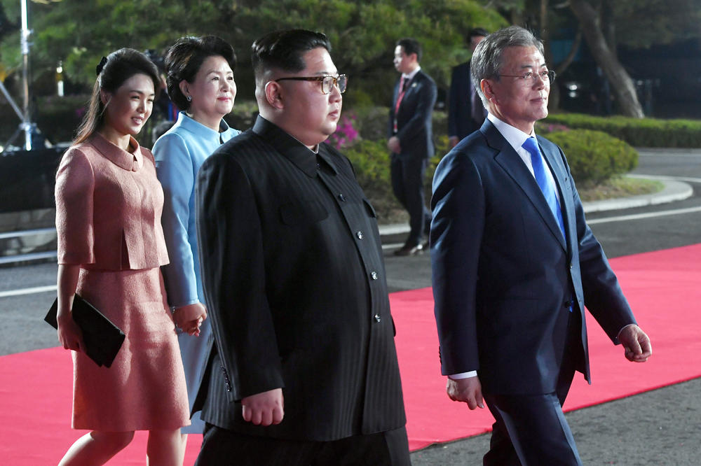 (FOTO) ONE SU SE VEĆ UJEDINILE: Dok njihovi muževi pregovaraju, evo šta rade prve dame Severne i Južne Koreje!