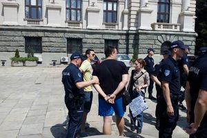 (VIDEO) PRVOMAJSKO HAPŠENJE ZBOG PITANJA MINISTRU: Priveden aktivista Ne davimo Beograd, članovi protestovali ispred policijske stanice