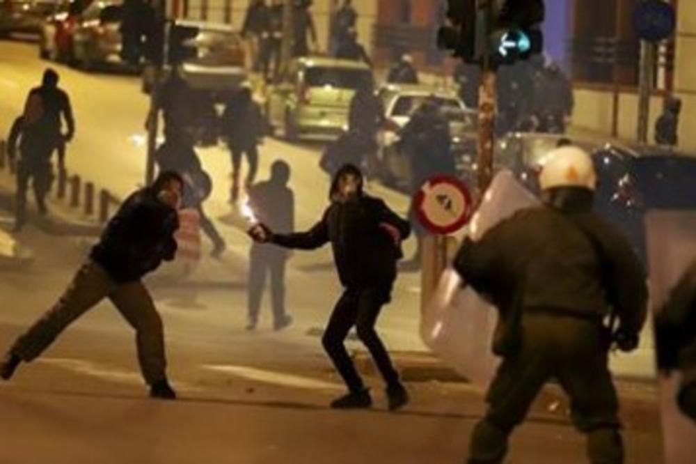 SUKOBI U ATINI: Anaristi gasnim bombama i kamenicama napali policiju!