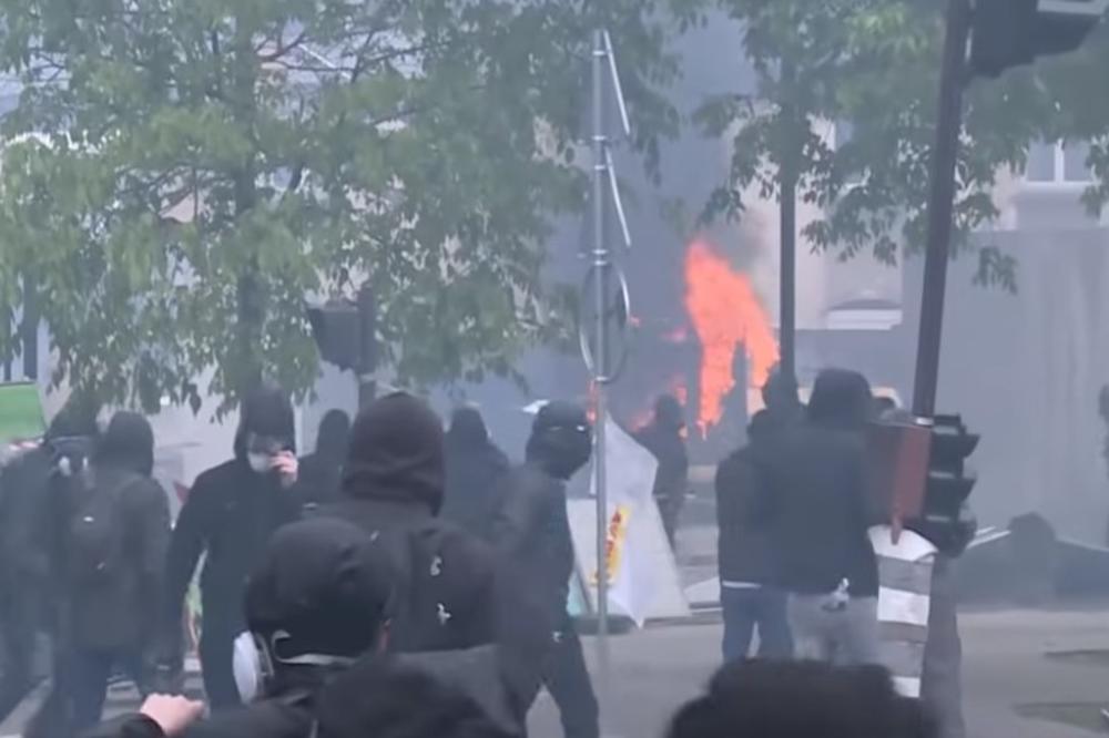 (VIDEO) DRAMATIČNO U PARIZU: Prvomajski protesti pretvorili se u nerede, leteli molotovljevi kokteli...
