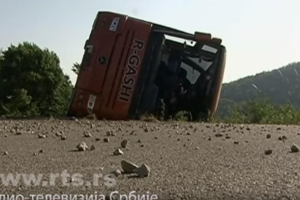 (VIDEO) TEŠKA NESREĆA JUTROS U ZORU KOD KURŠUMLIJE: Ovako izgleda prevrnuti autobus, ima i povređenih