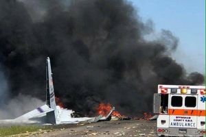 (FOTO) SRUŠIO SE AMERIČKI VOJNI AVION: 9 mrtvih u padu Herkulesa C-130!