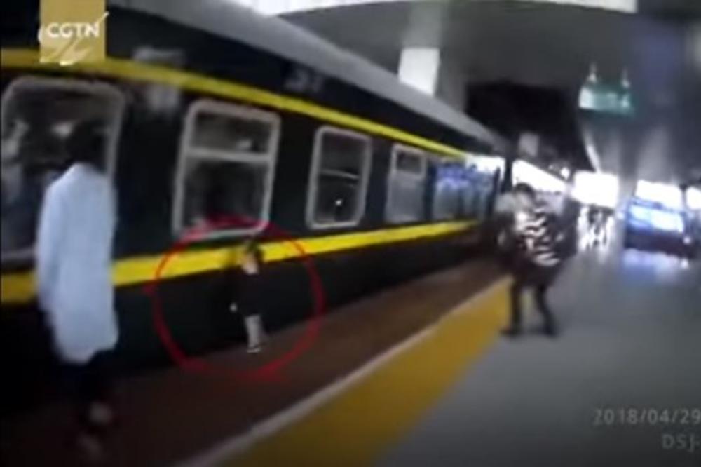 (VIDEO) ZASTRAŠUJUĆI SNIMAK: Devojčica (2) propala između voza i perona, jedva je izvukli!