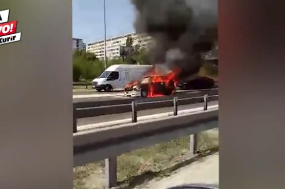(VIDEO) DRAMA NA AUTO-PUTU: Izgoreo automobil kod Geneksa! Bračni par u panici istrčao iz juga!