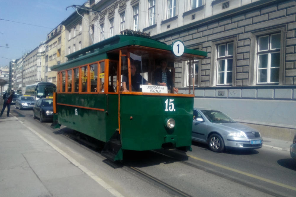 (FOTO) NAPRAVIO POČASNI KRUG: Tramvaj iz 1895. godine ponovo na šinama Sarajeva