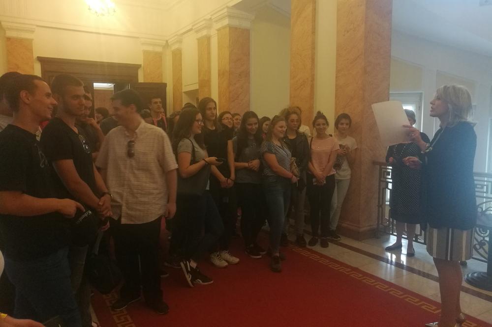 Jadranka Joksimović sa gimnazijalcima: Smederevski učenici gosti Vlade Srbije!