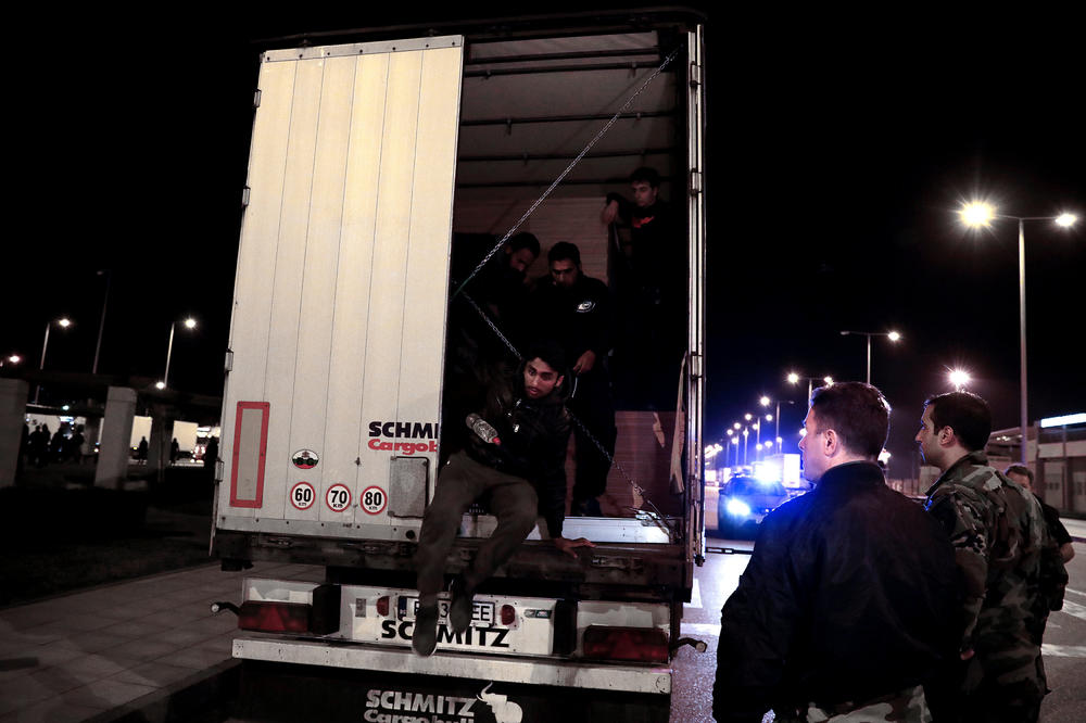 NOVE METODE KRIJUMČARA: Dok se vozači kamiona odmaraju, oni im krišom ubace migrante