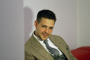 CEO INTERNET SE PITA ŠTA RADI MILOŠ BIKOVIĆ: Grimasa koju je glumac napravio izazvala je LAVINU komentara, a on nasmejao SVE! (FOTO)