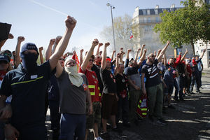 PARIZ DANAS USTAJE PROTIV MAKRONOVIH REFORMI: Na ulicama 2.000 policajaca