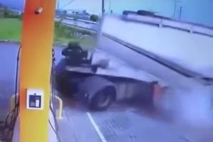 (VIDEO) „POBESNELI MAKS“ STVARNO POSTOJI! Eno ga u Rusiji parkira cisternu u punoj brzini!