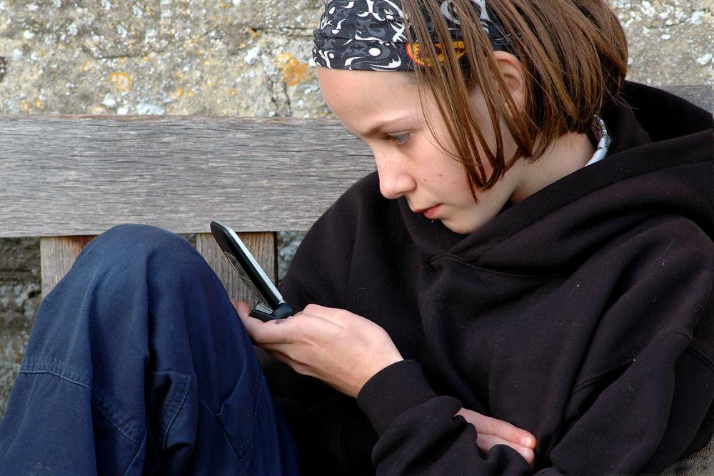 NEMA VIŠE HALO NA ČASU: Francuska zabranjuje mobilne u školama