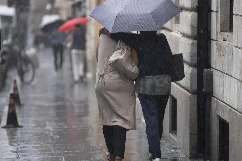 SNAŽNO NEVREME POGODILO SRBIJU: Oluja, kiša i grad u više gradova, ulice Šapca i Loznice pretvorene u reke