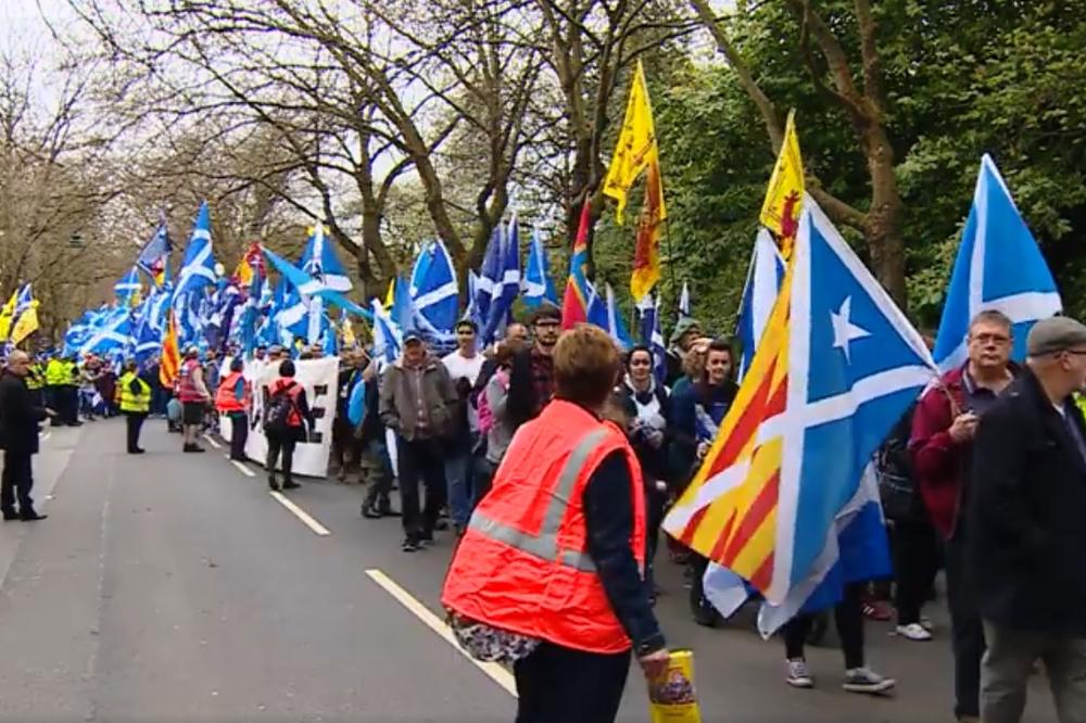 (VIDEO) HOĆE DA SE OTCEPE OD BRITANIJE: Desetine hiljada Škotlanđana izašlo na ulice Glazgova tražeći nezavisnost!