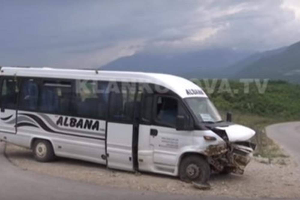(VIDEO) IZLET IZ PAKLA, TEŠKA SAOBRAĆAJNA NESREĆA KOD PEĆI: Autobus pun izletnika iz Uroševca sleteo s puta, 31 povređen