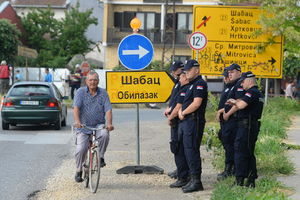 (VIDEO) MEŠTANI HRTKOVCA BESNI I OGORČENI: Sve je blokirano, policija je na svakom koraku, ne mogu ljudi da nam dođu na slavu!