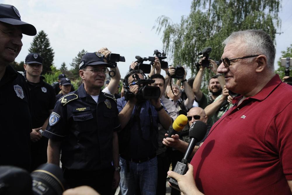 (VIDEO) ŠEŠELJ ZAVRŠIO GOVOR, PA PRIŠAO KORDONU: Pogledajte bliski susret sa policajcima!