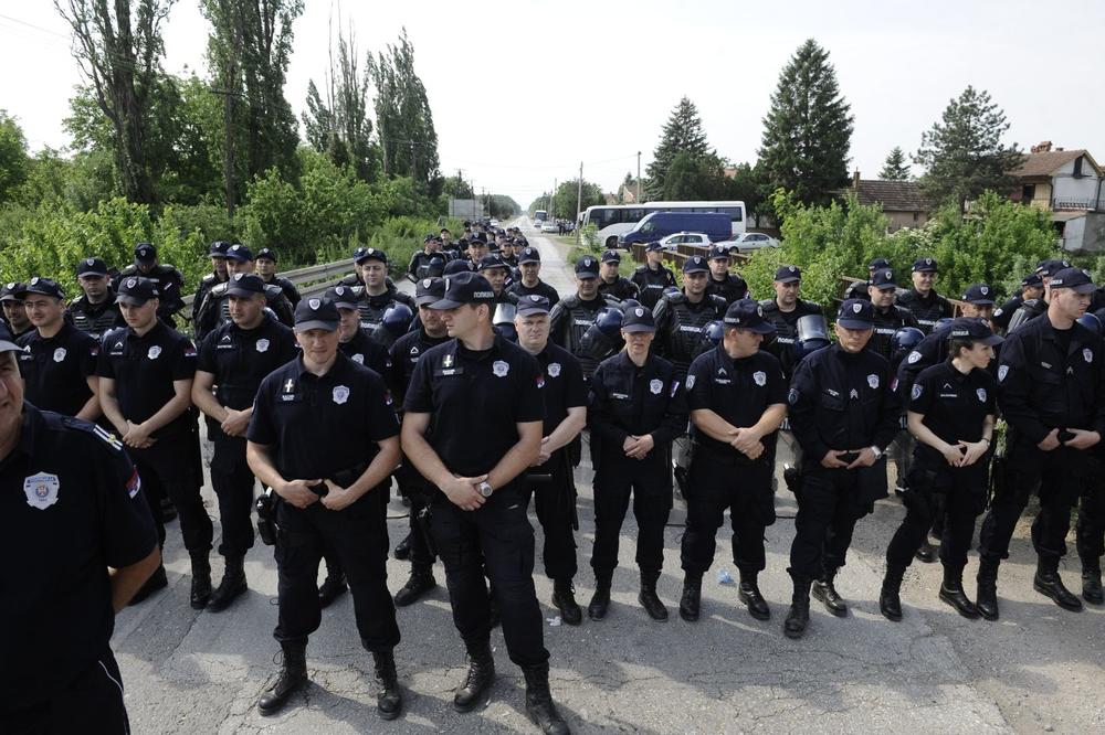 (FOTO) NAČELNIK POLICIJE U SREMSKOJ MITROVICI: Niti su Hrtkovci pod opsadom, niti su angažovane hiljade policajaca