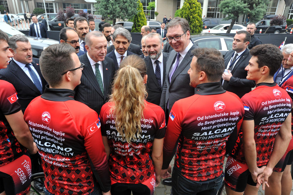 VUČIČ U ISTANBULU: Predsednik Srbije zajedno sa Erdoganom pozdravio srpske i turske bicikliste