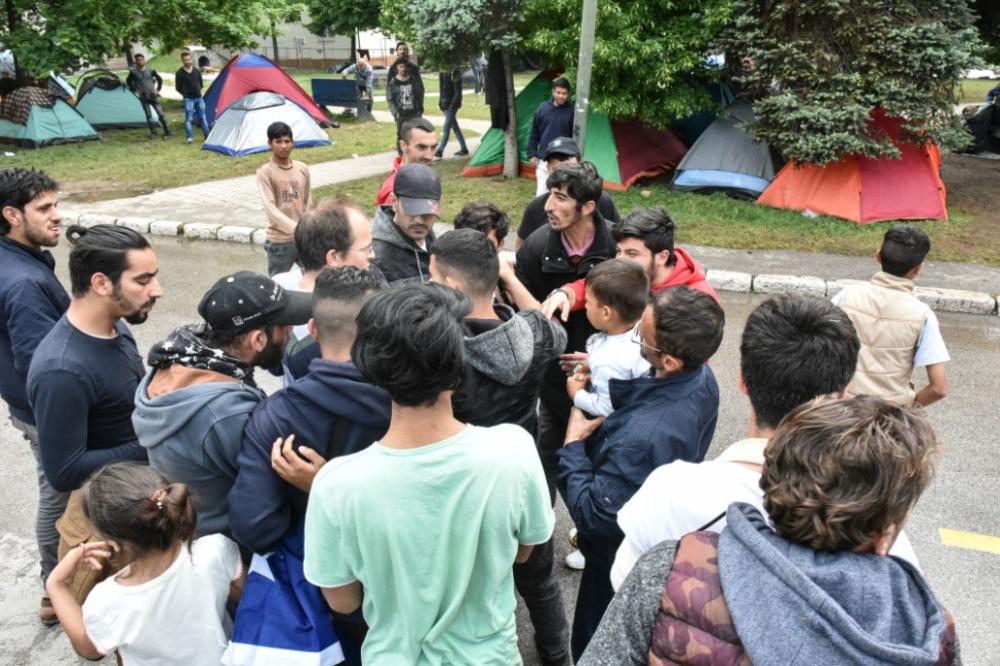 (FOTO) DRAMATIČNO U CENTRU SARAJEVA: Migranti tuku i pljačkaju prolaznike! Park u centru pretvoren u deponiju smeća!