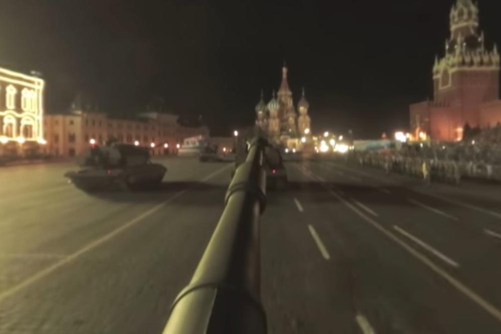 (VIDEO) MOSKVA OČIMA RUSKOG TENKISTE: Provozajte se Crvenim trgom u haubici Msta-S