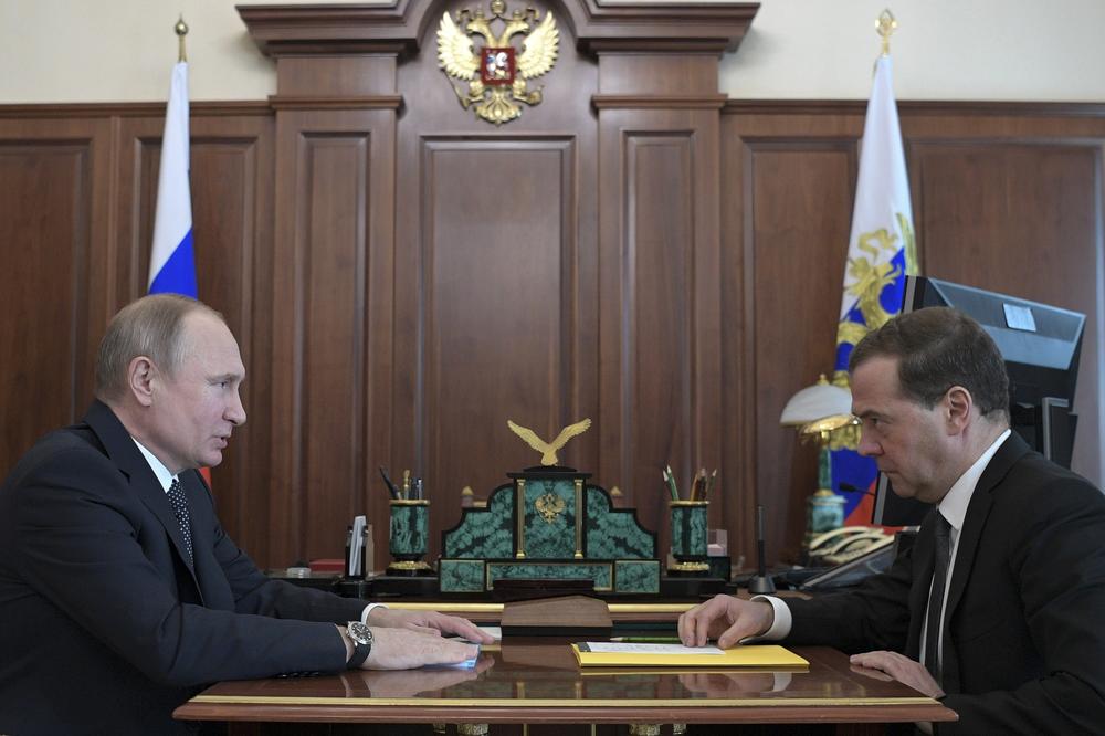 RUSKA VLADA PODNOSI OSTAVKU Putin se zahvalio Medvedevu: Kabinet je dobro radio!