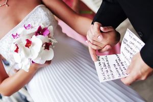 MLADENCI UGLAVNOM ŽELE ŠTO DEBLJE KOVERTE: Kad krenete u svatove evo koliko je dovoljno da date, a da se NE OBRUKATE